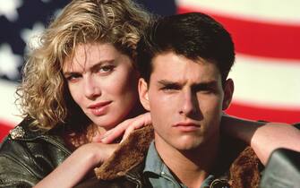 Kelly McGillis e Tom Cruise posano per Top Gun Kelly McGillis si appoggia a Tom Cruise durante lo shooting del film Top Gun del 1986