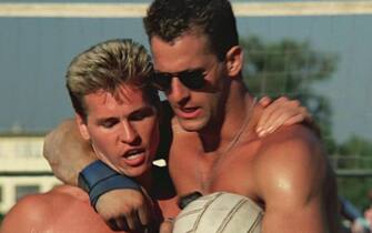 L'attore americano Tom Cruise in Top Gun Tom Cruise senza maglietta con un pallone durante le riprese di Top Gun