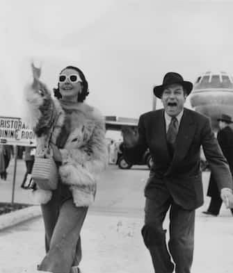 Sir Laurence Olivier and his wife Vivien Leigh arriving at Rome airport.   (Photo by Keystone/Getty Images)