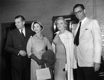 14th July 1956:  American film star Marilyn Monroe (Norma Jean Mortenson or Norma Jean Baker, 1926 - 1962) with her husband Arthur Miller being greeted by Sir Laurence Olivier (1907 - 1989) and his wife Vivien Leigh (1913 - 1967)  (Photo by Central Press/Getty Images)