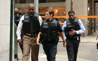 (l-r) Chiwetel Ejiofor, Willem Dafoe and Denzel Washington star as Detective Bill Mitchell, Captain Darius and Detective Keith Frazier in INSIDE MAN, a tense hostage drama from Director Spike Lee.