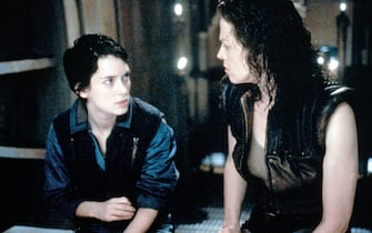 Sigourney Weaver e Winona Ryder in una scena di Alien: La clonazione