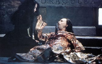 Gary Oldman e Winona Ryder in una sequenza di Dracula di Bram Stoker (1992)
