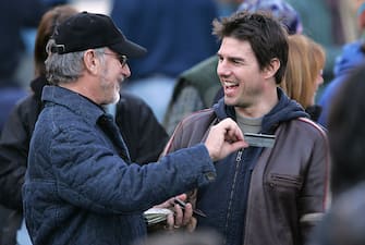 Steven Spielberg and Tom Cruise during Tom Cruise and Steven Spielberg on set of ''War of the Worlds'' - November 7, 2004 at Streets of Newark in Newark, New Jersey, United States. (Photo by James Devaney/WireImage)