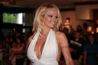 WASHINGTON - APRIL 26:  Pamela Anderson arrives at the White House Correspondents' Association dinner on April 26, 2008 in Washington, DC. (Photo by Nancy Ostertag/Getty Images)