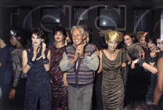The Italian Fashion designer Ottavio Missoni applauds on the catwalk at the end of a fashion show, followed by several models. (Photo by Angelo Deligio/Mondadori via Getty Images)