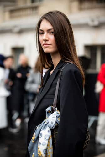 1180785136 PARIS, FRANCE - OCTOBER 01: A model, fashion details, is seen outside the Chanel show during Paris Fashion Week - Womenswear Spring Summer 2020 on October 01, 2019 in Paris, France. (Photo by Claudio Lavenia/Getty Images)