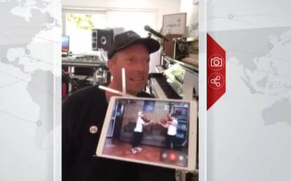 Chris Martin canta con i gemelli Mirko e Valerio "Viva la Vida". VIDEO