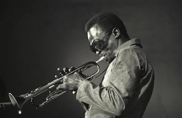 American jazz msuician Miles Davis (1927 - 1991) plays trumpet during the Schaefer Music Festival at Central Park's Wollman Rink, New York, New York, July 8, 1969. (Photo by Jack Vartoogian/Getty Images)