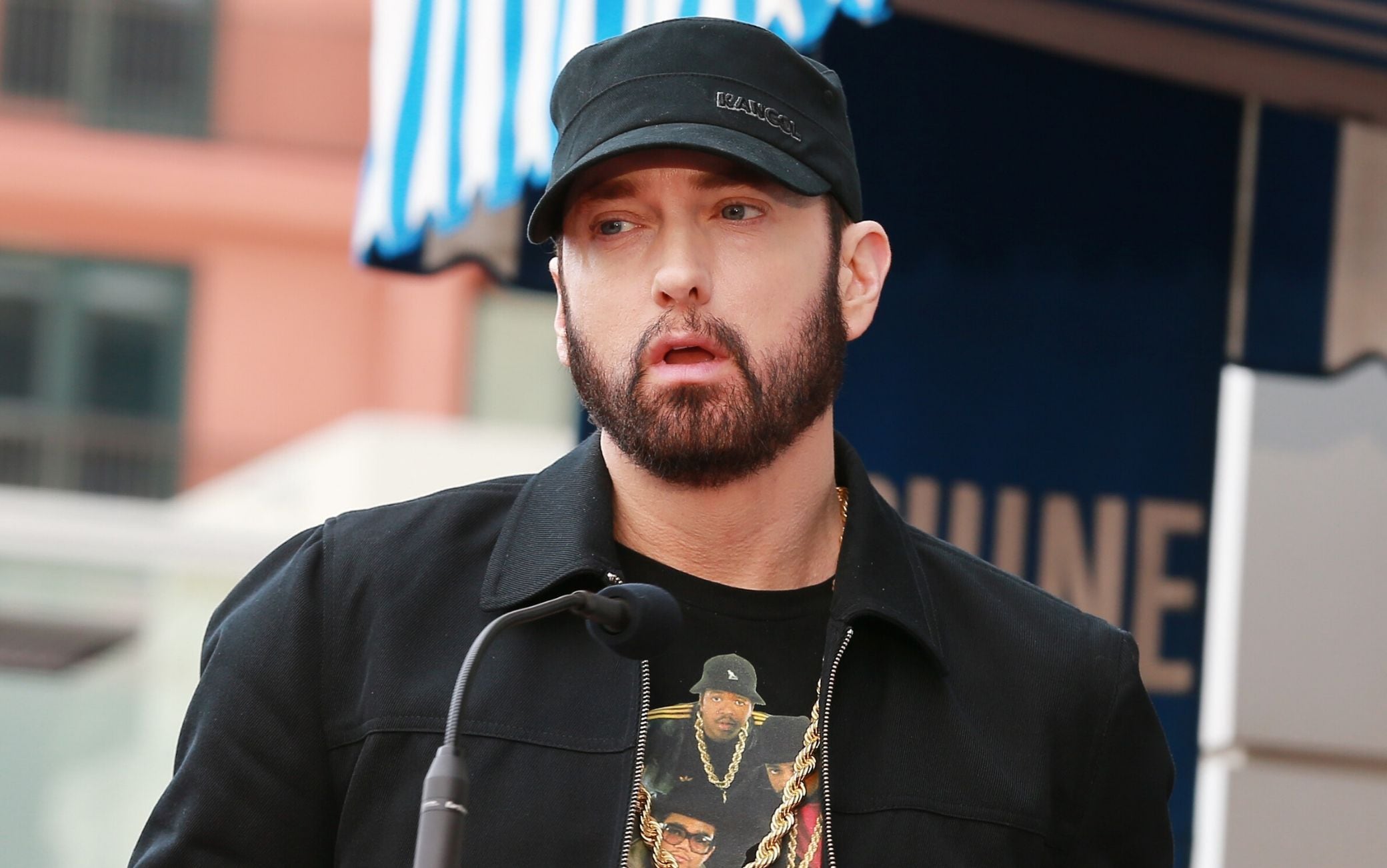 Eminem pubblica il suo numero di telefono per stare vicino ai fan Eminem pubblica il suo numero di telefono per stare vicino ai fan