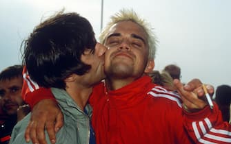 Glastonbury Festival, Britain - 1995, Liam Gallagher And Robbie Williams (Photo by Brian Rasic/Getty Images)