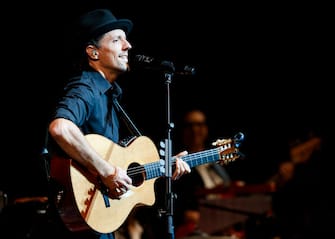 VANCOUVER, BRITISH COLUMBIA - NOVEMBER 08: Singer-songwriter Jason Mraz performs on stage at Queen Elizabeth Theatre on November 08, 2019 in Vancouver, Canada. (Photo by Andrew Chin/Getty Images)