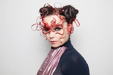 Buon compleanno Björk, l'artista islandese della musica d'avanguardia 