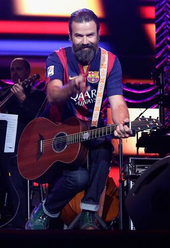 LAS VEGAS, NV - NOVEMBER 19:  Singer Pau Dones of Jarabe de Palo performs onstage during the 2014 Person of the Year honoring Joan Manuel Serrat at the Mandalay Bay Events Center on November 19, 2014 in Las Vegas, Nevada.  (Photo by John Parra/WireImage)