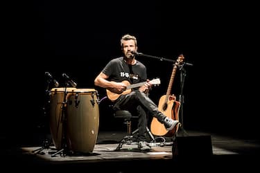 BARCELONA, SPAIN - MAY 20:  Pau Dones of Jarabe de Palo performs in concert at Gran Teatre del Liceu during Festival Mil.leni on May 20, 2017 in Barcelona, Spain.  (Photo by Xavi Torrent/Redferns)