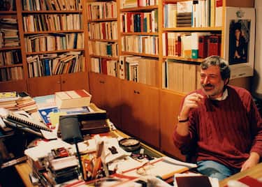 Italian singer-songwriter Francesco Guccini in his house, Bologna, Italy, 1992. (Photo by Luciano Viti/Getty Images)