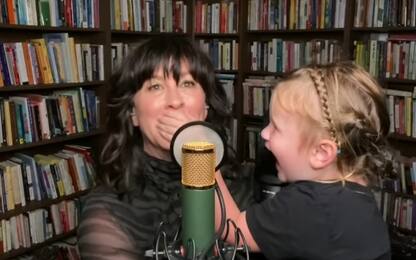 Alanis Morissette “disturbata” dalla figlia mentre canta via Skype