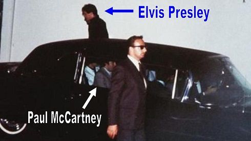 Una delle rare foto della serata, scattata fuori dalla villa di Elvis Una delle rare foto della serata, scattata fuori dalla villa di Elvis
