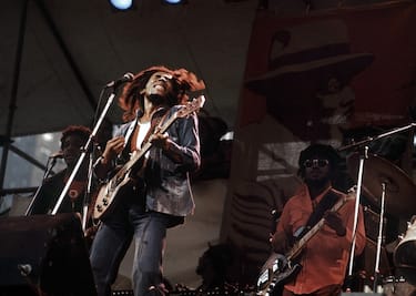 CIRCA 1975:  Bob Marley performs live circa 1975.  (Photo by Lee Jaffe/Getty Images)