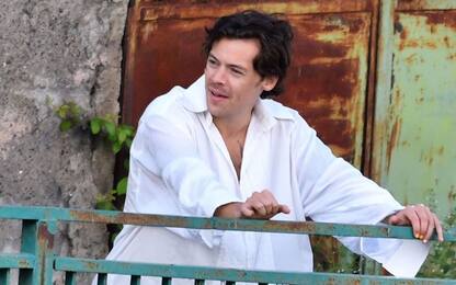 Harry Styles, le immagini dal video di "Golden" ad Amalfi