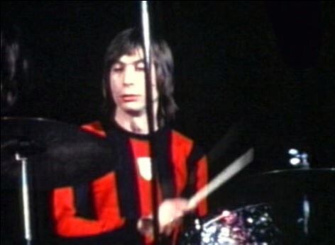 Charlie Watts alla batteria indossando la maglia del Milan