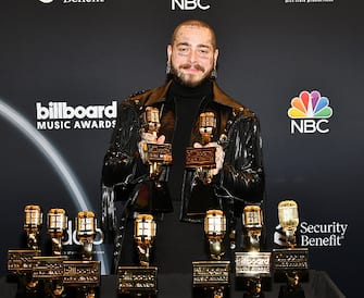 HOLLYWOOD, CALIFORNIA - OCTOBER 14: (EDITORS NOTE: Retransmission with alternate crop.) In this image released on October 14, Post Malone poses backstage at the 2020 Billboard Music Awards, broadcast on October 14, 2020 at the Dolby Theatre in Los Angeles, CA.  (Photo by Amy Sussman/BBMA2020/Getty Images for dcp )