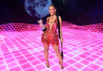 NEW YORK, NEW YORK - AUGUST 30: Doja Cat, winner of the PUSH Best New Artist award, presented by Chime Banking, poses in the winners room during the 2020 MTV Video Music Awards, broadcast on Sunday, August 30, 2020 in New York City. (Photo by Frazer Harrison/Getty Images for RCA )