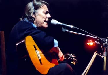 Italian singer-songwriter Fabrizio De AndrÃ¨ performing his last concert at Teatro Brancaccio di Rome, Italy, 1998. (Photo by Luciano Viti/Getty Images)