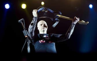 epa03800449 Billy Corgan, singer and guitarist of the US rock band The Smashing Pumpkins performs on the main stage during the 38th Paleo Festival in Nyon, Switzerland, 24 July 2013. The open-air music festival runs from 23 to 28 July.  EPA/JEAN-CHRISTOPHE BOTT