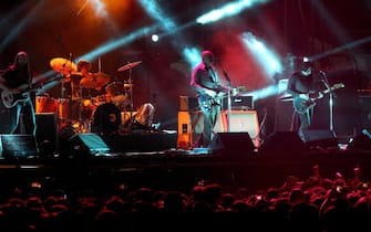 epa04670596 The Smashing Pumpkins performs in concert during the Asuncionico festival held at Jockey Club in Asuncion, Paraguay, 19 March 2015.  EPA/Andrés Cristaldo