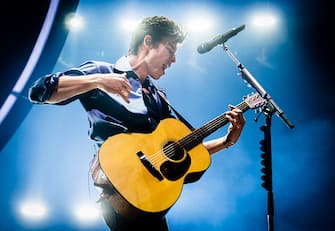 LONDON, ENGLAND - APRIL 16:   (EDITORIAL USE ONLY) Shawn Mendes performs on stage at The O2 Arena on April 16, 2019 in London, England. (Photo by Samir Hussein/WireImage)