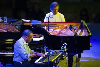epa04852601 US jazz pianists Chick Corea (R) and Herbie Hancock (L) perform on stage at 39th Vitoria Jazz Festival, in Vitoria, northern Spain, 18 July 2015. The festival runs from 14 to 18 July.  EPA/ADRIAN RUIZ DE HIERRO