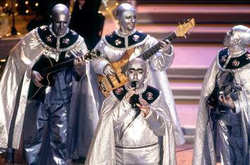 Quando Elio sconvolse Sanremo: i 25 anni de La Terra dei Cachi