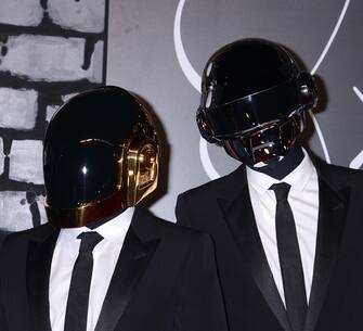Daft Punk (KIKA) - BROOKLYN - Per la prima volta nei suoi trent'anni di storia la kermesse degli Mtv Video Music Awards si è trasferita da Manhattan al Barclays Center di Brooklyn, su cui è stato allestito il sontuoso red carpet che ha visto sfilare i protagonisti, ma soprattutto le protagoniste della serata. Durante la cerimonia si è esibita per ultima, ma sul tappeto rosso Katy Perry è arrivata per prima sfoggiando un abito animalier maculato, con generoso spacco che ha esaltato le sue gambe. L'ex moglie di Russell Brand ha anche ostentato un apparecchio multicolore, aggiungendosi alle star che hanno creato la grillz-mania. Abituale portamento regale per Taylor Swift, in quest'occasione in un elegante abito attillato blu creato su misura dalla griffe Herve Leger abbinato a calzature Prada e gioielli Ofira e Lorraine Schwartz. Avvenenza ai massimi livelli per l'artista inglese Rita Ora, che ha indossato un abito con un lungo strascico azzurro chiaro creato dalla casa di moda Alex Vauthier e anche per Selena Gomez. La fidanzata di Justin Bieber ha sfoggiato un originale abito blu di Valentino con la parte superiore composta da un top che ha ricordato quello indossato da Madonna negli anni '80. Chiusura con Miley Cyrus, che in linea con le ultime apparizioni, ha puntato sul proprio sex appeal.