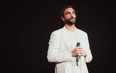 Covid: Marco Mengoni canta a Bergamo L'anno che verrà. VIDEO