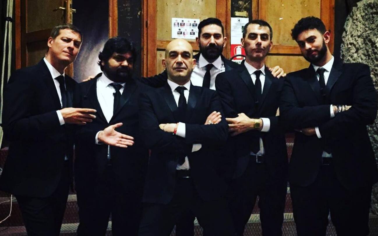 Neri per caso ieri e oggi com'è cambiato negli anni il gruppo ospite a Sanremo 2021. FOTO Neri per caso ieri e oggi com'è cambiato negli anni il gruppo ospite a Sanremo 2021. FOTO