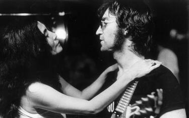 (KIKA) - NEW YORKÂ  -Â L&#39;8 dicembre del 1980 John Lennon fu ucciso da Mark David Chapman, a New York, di fronte al Dakota Building, due mesi dopo il suo quarantesimo compleanno e poche settimane dopo l&#39;uscita di "Double Fantasy", l&#39;album del suo ritorno al lavoro dopo la nascita del suo secondo figlio Sean.LEGGI ANCHE:Â "Uccise John Lennon: mio fratello non va liberato!"Lennon stava rincasando con Yoko Ono verso le 22.51 quando un giovane venticinquenne squilibrato di nomeÂ Mark David ChapmanÂ esplose contro di lui cinque colpi di pistola colpendolo alle spalle quattro volte (il quinto colpo non andÃ² a segno) mentre esclamava: "Hey, Mr. Lennon". Lennon fece in tempo a fare ancora qualche passo salendo i gradini che portavano alla guardiola della sicurezza mormorando "I was shotâ ¦"Â (Mi hanno sparato), prima di cadere al suolo perdendo i sensi.Â Soccorso da una pattuglia di polizia, perse conoscenza durante la corsa verso ilÂ Roosevelt Hospital, dove fu dichiarato morto alle 23:15.LEGGI ANCHE:Â La "redenzione" dell&#39;assassino di Lennon: "Sono stato un idiota"Lennon era nato il 9 ottobre 1940 a Liverpool da Julia Stanley e Alfred Lennon, che era poco presente a casa nel 1945 si separÃ² dalla moglie. Julia Stanley aveva una condotta molto libera e John fu cresciuto dalla zia Mimi, che cercÃ² in tutti i modi di limitare l&#39;eccentricitÃ  del nipote mentre la sorella si rifaceva una famiglia con la quale si stabilÃ¬ in Penny Lane.Â LEGGI ANCHE:Â I Beatles vanno all&#39;asta nel cinquantenario dello scioglimentoNel 1957 Julia Stanley morÃ¬ in un incidente, investita da un agente di polizia ubriaco, proprio quando lei e il figlio si erano riavvicinati. Poco dopo Lennon incontrÃ² Paul McCartney, che aveva perso la madre l&#39;anno prima, e insieme comiciarono a scrivere e suonare nella casa di zia Mimi. A loro si unirono successivamente George Harrison e Ringo Starr: cominciÃ² cosÃ¬, in un locale di Amburgo, l&#39;epopea di Beatles che dopo anni di successi e creativitÃ  si interromperÃ  per sempre nel 1970.LEGGI ANCHE:Â Morta Cynthia Powell, la prima moglie di John LennonNel frattempo John Lennon aveva sposato Cynthia PowellÂ eÂ da lei aveva avuto il figlio Julian: il matrimonio e la nascita del figlio furono inizialmente tenuti segreti perchÃ¨ il manager Brian Epstein riteneva danneggiassero l&#39;immagine di John e dei Beatles, che erano seguitissimi da legioni di ragazzine innamorate. Nel 1966 John conobbe Yoko Ono e nel 1968, al termine di un viaggio in India, chiese il divorzio alla moglie, imputandole tradimenti, fino a che non si scoprÃ¬ che Yoko Ono era incinta. Secondo i biografi fu proprio la presenza della seconda moglie ad allontanare progressivamente John dai Beatles fino allo scioglimento.LEGGI ANCHE:Â Â All&#39;asta John Lennon e Yoko Ono come mamma li ha fattiCon Yoko e la Plastic Ono Band compose ed eseguÃ¬ il suo album di maggior successo, Imagine, nel 1971. L&#39;ultimo disco, Double Fantasy, venne pubblicato a novembre, un mese prima della morte di Lennon.Â Â Le spoglie di Lennon furono cremate alÂ Ferncliff CemeteryÂ di Hartsdale, New York,Â Contea di Westchester, parte delle sue ceneri furono sparse nell&#39;oceano Atlantico; nessun funerale venne celebratoÂ e non si hanno notizie di una vera tomba dell&#39;artista.

