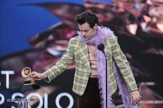 Los Angeles, CA, Sunday, March 14, 2021 - Harry Styles accepts the award for Best Solo Performance at the 63rd Grammy Award outside Staples Center. (Robert Gauthier/Los Angeles Times via Getty Images)