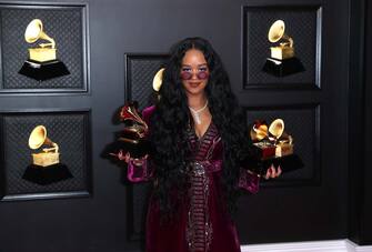 Los Angeles, CA - March 14: 
H.E.R.  on the red carpet at the 63rd Annual Grammy Awards for Song of the Year for "I Can't Breathe", at the Los Angeles Convention Center, in downtown Los Angeles, CA, Sunday, Mar. 14, 2021. (Jay L. Clendenin / Los Angeles Times via Getty Images)