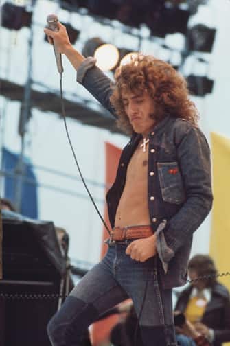 English singer Roger Daltrey performs live on stage with English rock group The Who at the Fete de l'Humanite music festival in Paris, France on 9th September 1972. (Photo by Michael Putland/Getty Images)