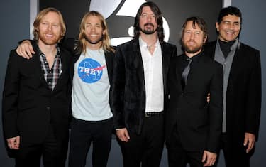 LOS ANGELES, CA - FEBRUARY 12:  (L-R) Nate Mendel, Taylor Hawkins, Dave Grohl, Chris Shiflett and Pat Smear of the Foo Fighters arrive at the 54th Annual GRAMMY Awards held at Staples Center on February 12, 2012 in Los Angeles, California.  (Photo by Larry Busacca/Getty Images For The Recording Academy)