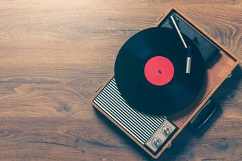 Il contro-sorpasso del vinile: nel 2020 in Italia più venduti dei CD