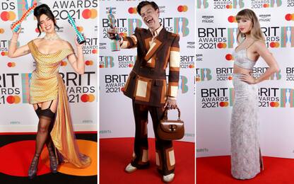 Brit Awards 2021, i migliori look: da Harry Styles a Dua Lipa. FOTO
