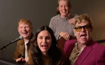 Ed Sheeran, Elton John e Monica di Friends cantano "Tiny Dancer" VIDEO
