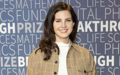 Lana Del Rey pubblica la cover del nuovo album Blue Banisters