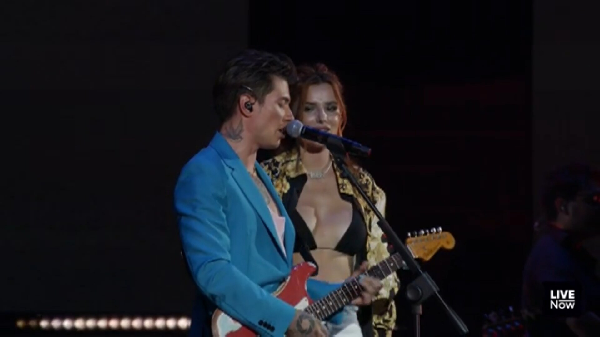 Benjamin Mascolo e Bella Thorne sul palco dell'Arena Benjamin Mascolo e Bella Thorne sul palco dell'Arena