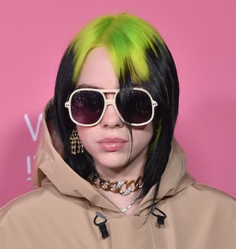 (KIKA) - HOLLYWOOD - Taylor Swift, Billie Eilish, col fratello Finneas, e Cindy Lauper hanno tenuto banco al Billboard Women In Music 2019 che ha avuto luogo all&#39;Hollywood Palladium. GUARDA ANCHE: Grammy Awards 2020, Billie Eilish e Lizzo dominano le nomination[galleria]La cerimonia, giunta alla sua quattordicesima edizione, mira a celebrare le donne dell&#39;industria musicale che hanno dato un contributo significativo nel campo, ispirando le future generazioni femminili attraverso il loro lavoro e il loro successo.GUARDA ANCHE: American Music Awards 2019, Taylor Swift entra nella storiaTra le donne piÃ¹ influenti a livello planetario era presente Alicia Keys, che sul palco della kermesse ha promosso la sua organizzazione no profit She is the Music, finalizzata a creare una rete globale tutta al femminile nell&#39;industria musicale.[video id=200853 title=Il_featuring_David_Guetta_Avicii_sarÃ _pubblicato mp4=https://www.kikapress.com/kikavideo/mp4/kikavideo_200853.mp4 plink=il-featuring-david-guetta-avicii-sara-pubblicato]

