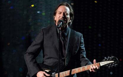 Eddie Vedder dei Pearl Jam ha reinterpretato live Elevation degli U2
