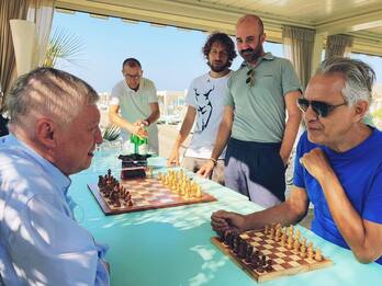 Bocelli vs Karpov, sfida a scacchi a Forte dei Marmi