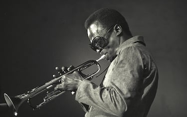 American jazz msuician Miles Davis (1927 - 1991) plays trumpet during the Schaefer Music Festival at Central Park's Wollman Rink, New York, New York, July 8, 1969. (Photo by Jack Vartoogian/Getty Images)